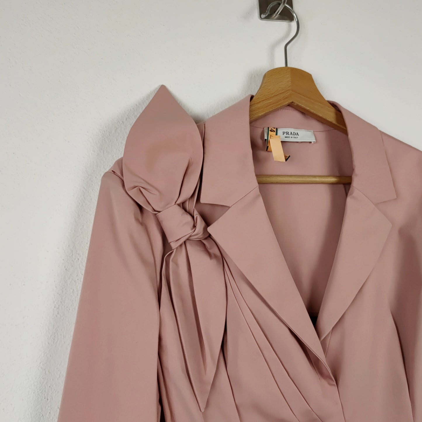 Blazer Prada rosa cipria con fiocco