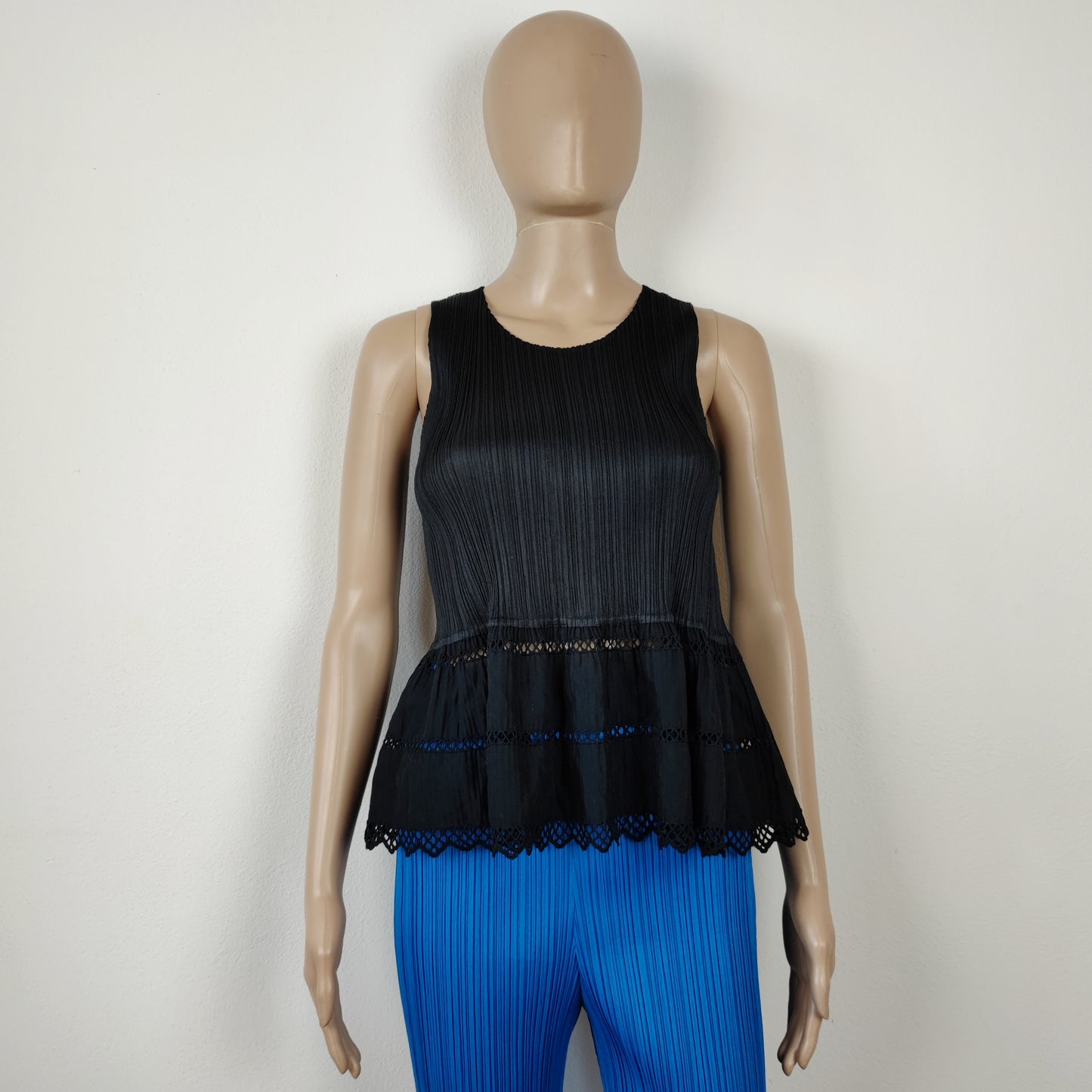 Top Pleats Please Issey Miyake con balza sul fondo