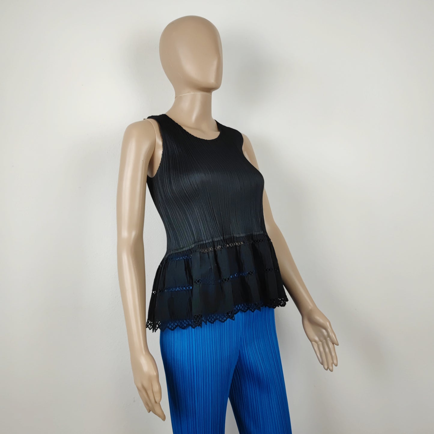 Top Pleats Please Issey Miyake con balza sul fondo