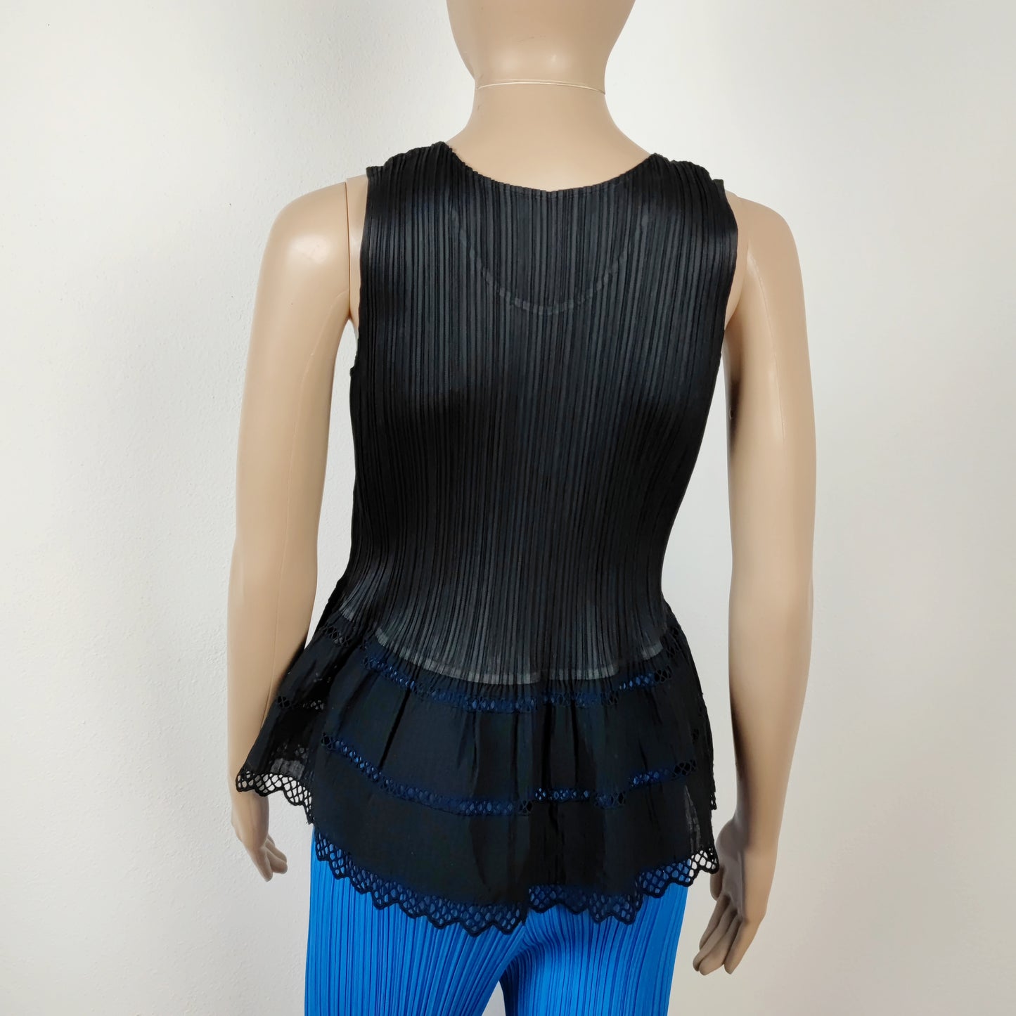 Top Pleats Please Issey Miyake con balza sul fondo