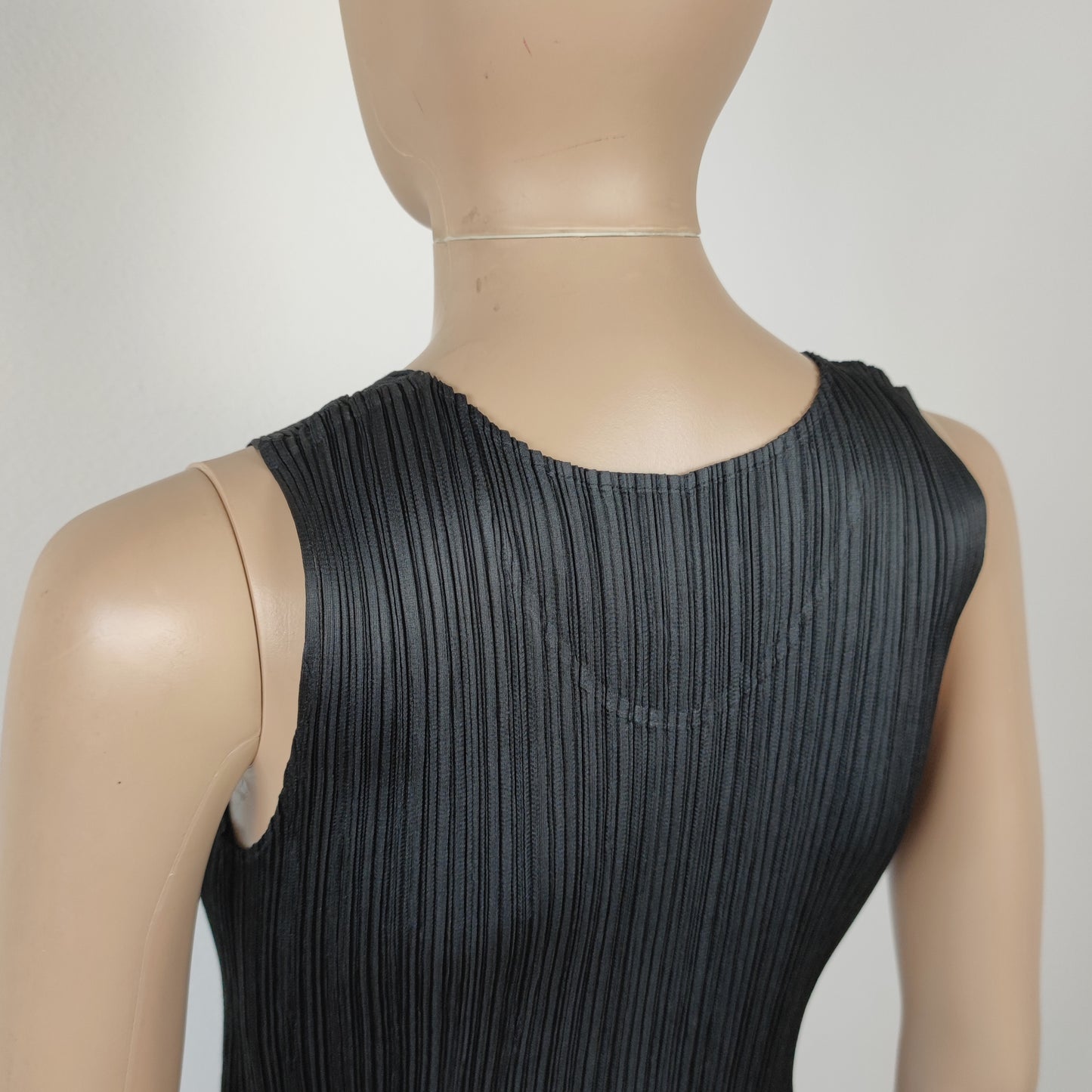 Top Pleats Please Issey Miyake con balza sul fondo