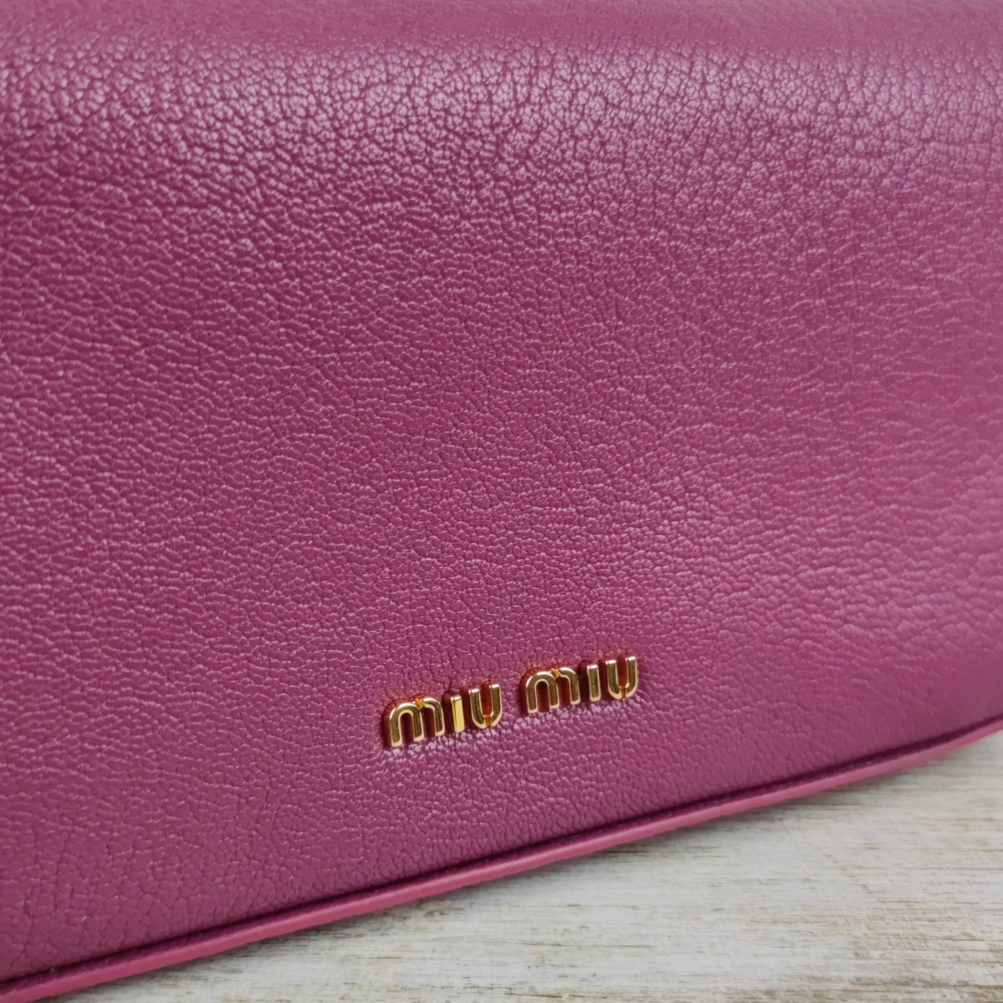 Pochette MiuMiu pelle ciclamino e strass