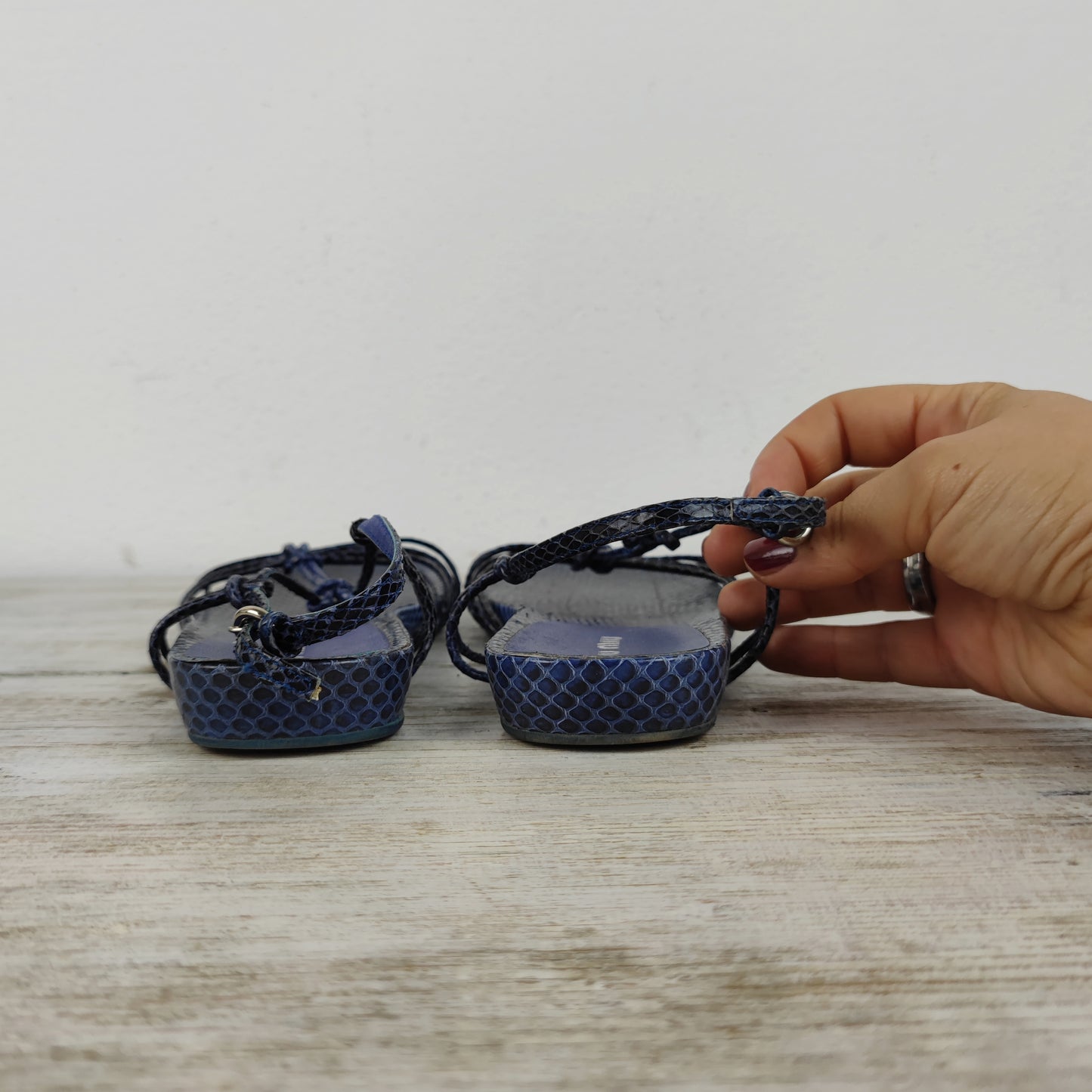 Sandali piatti MiuMiu pitone blu