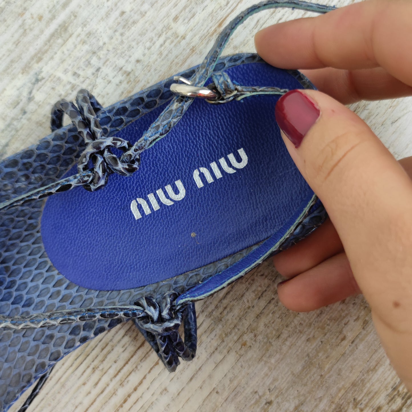 Sandali piatti MiuMiu pitone blu