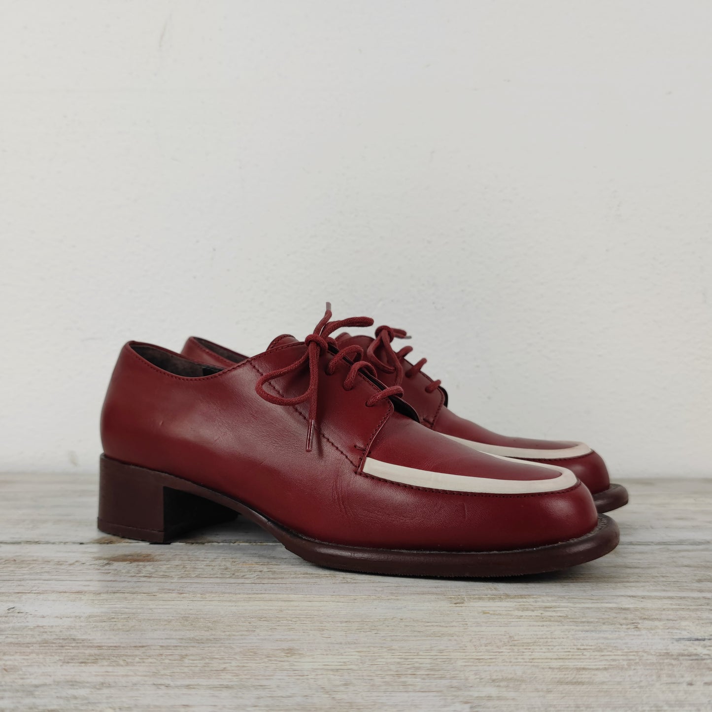 scarpe stringate rosse e bianche