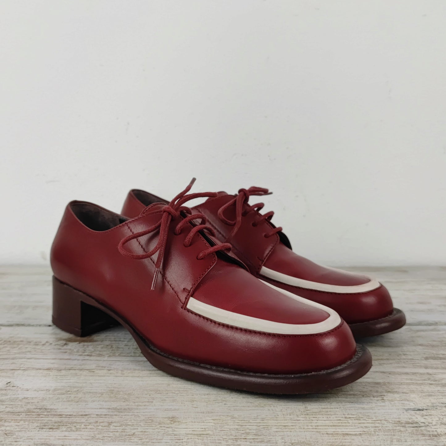 scarpe stringate rosse e bianche