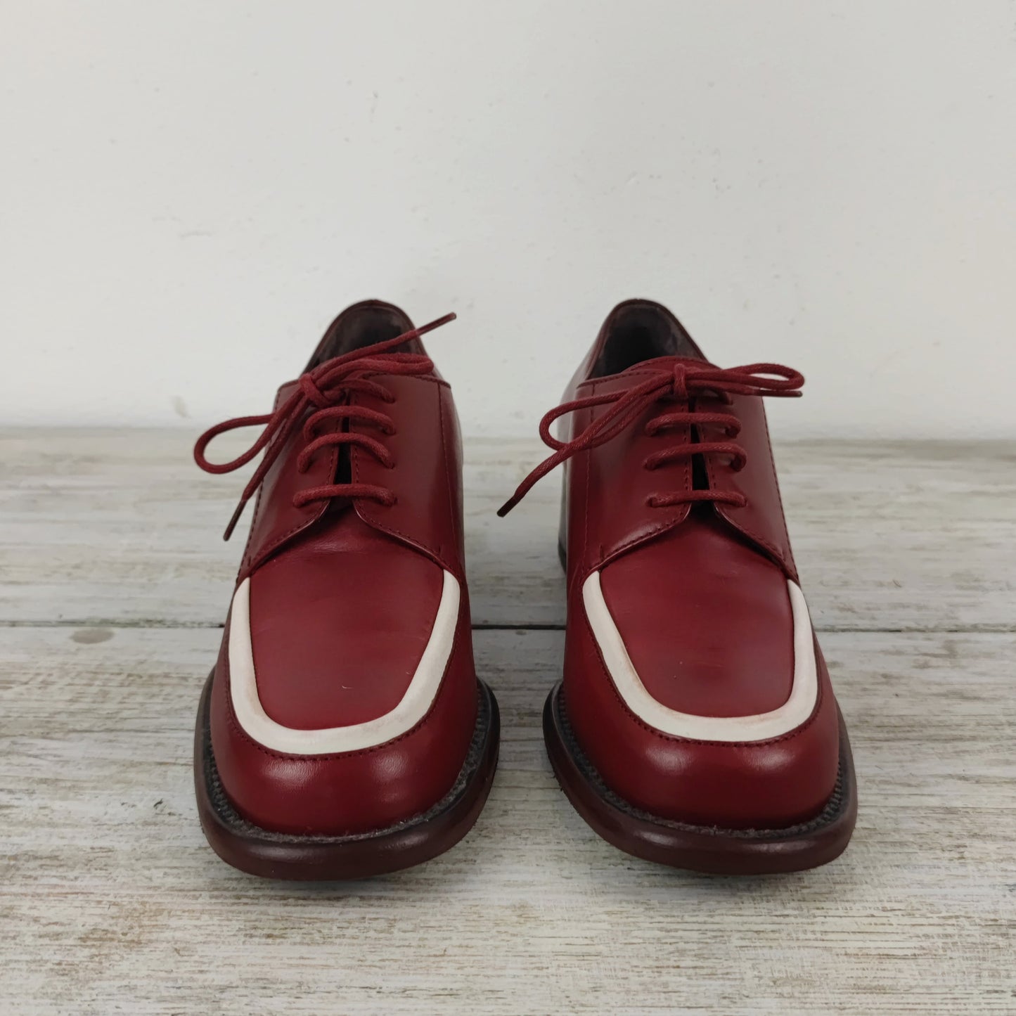 scarpe stringate rosse e bianche