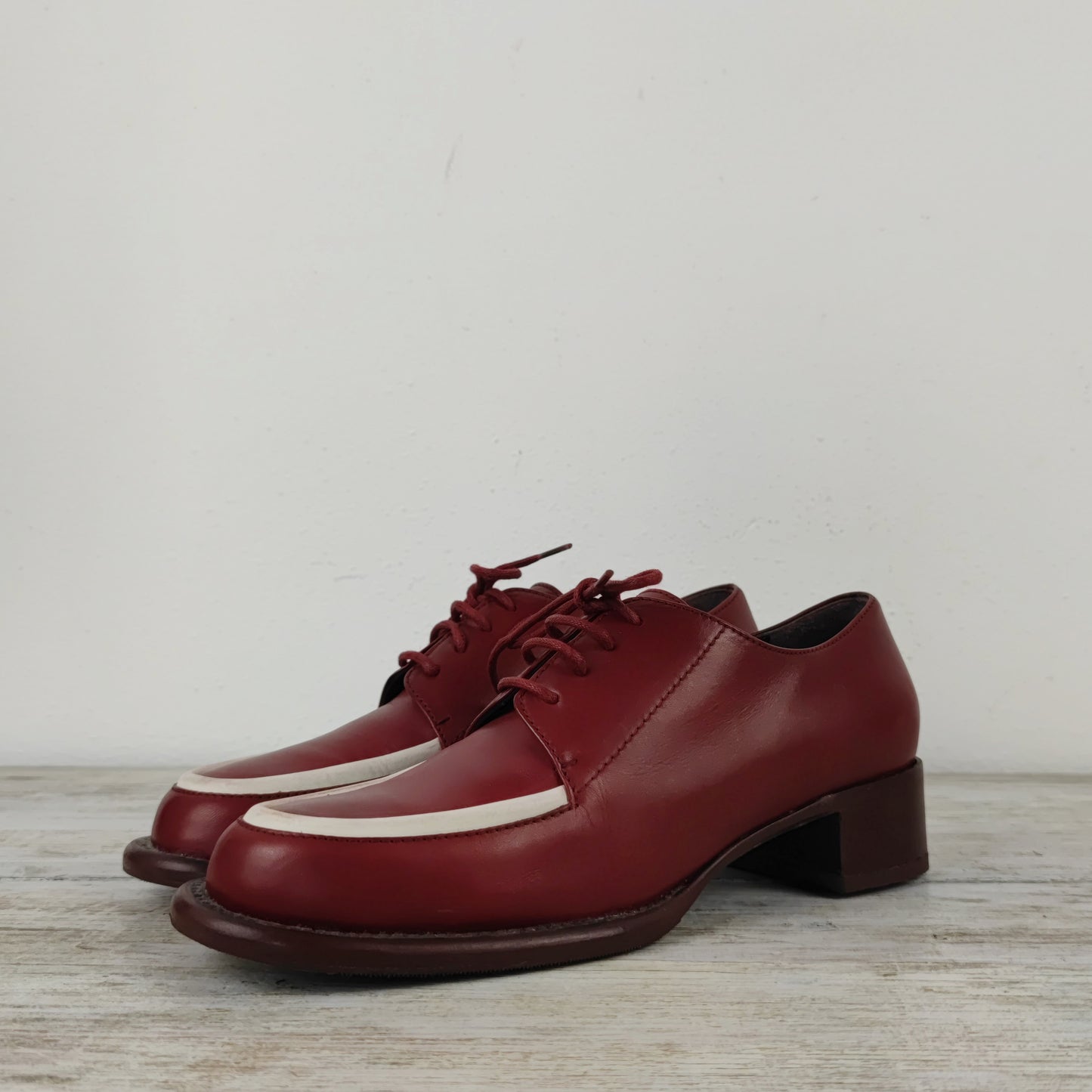 scarpe stringate rosse e bianche