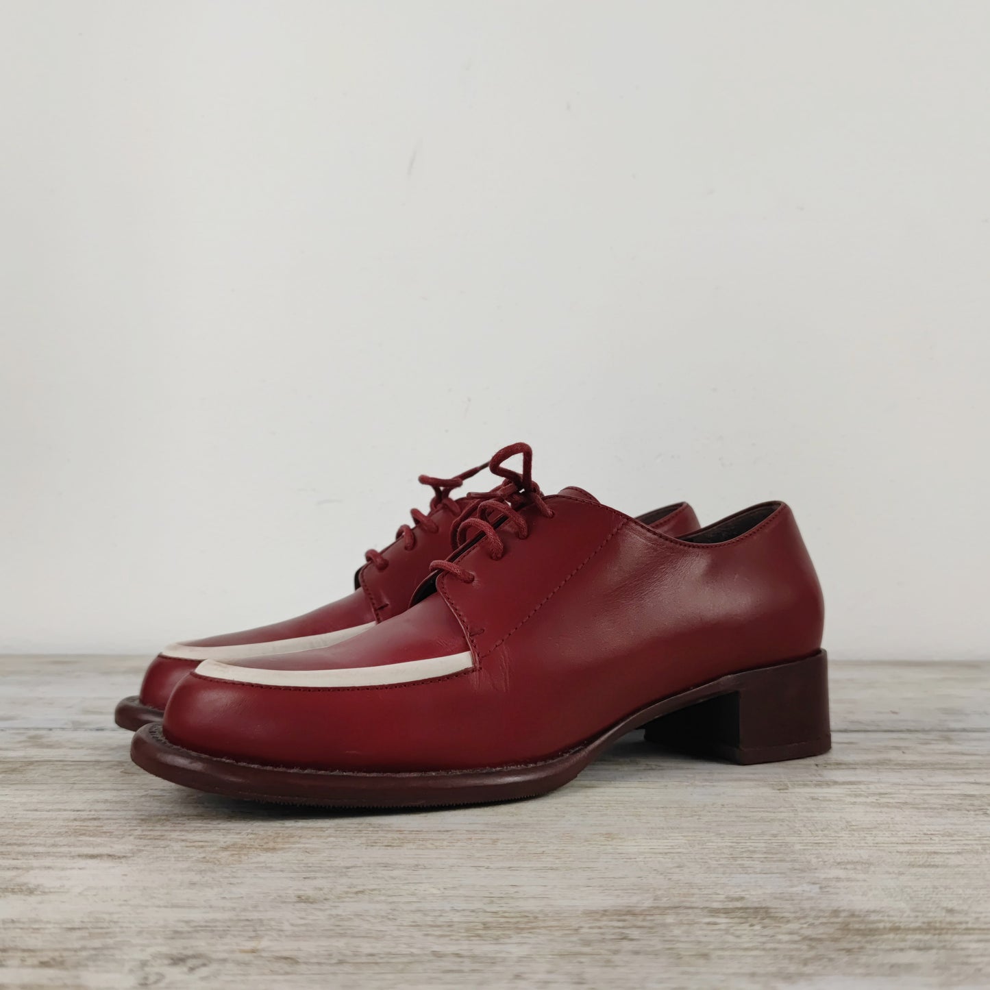 scarpe stringate rosse e bianche