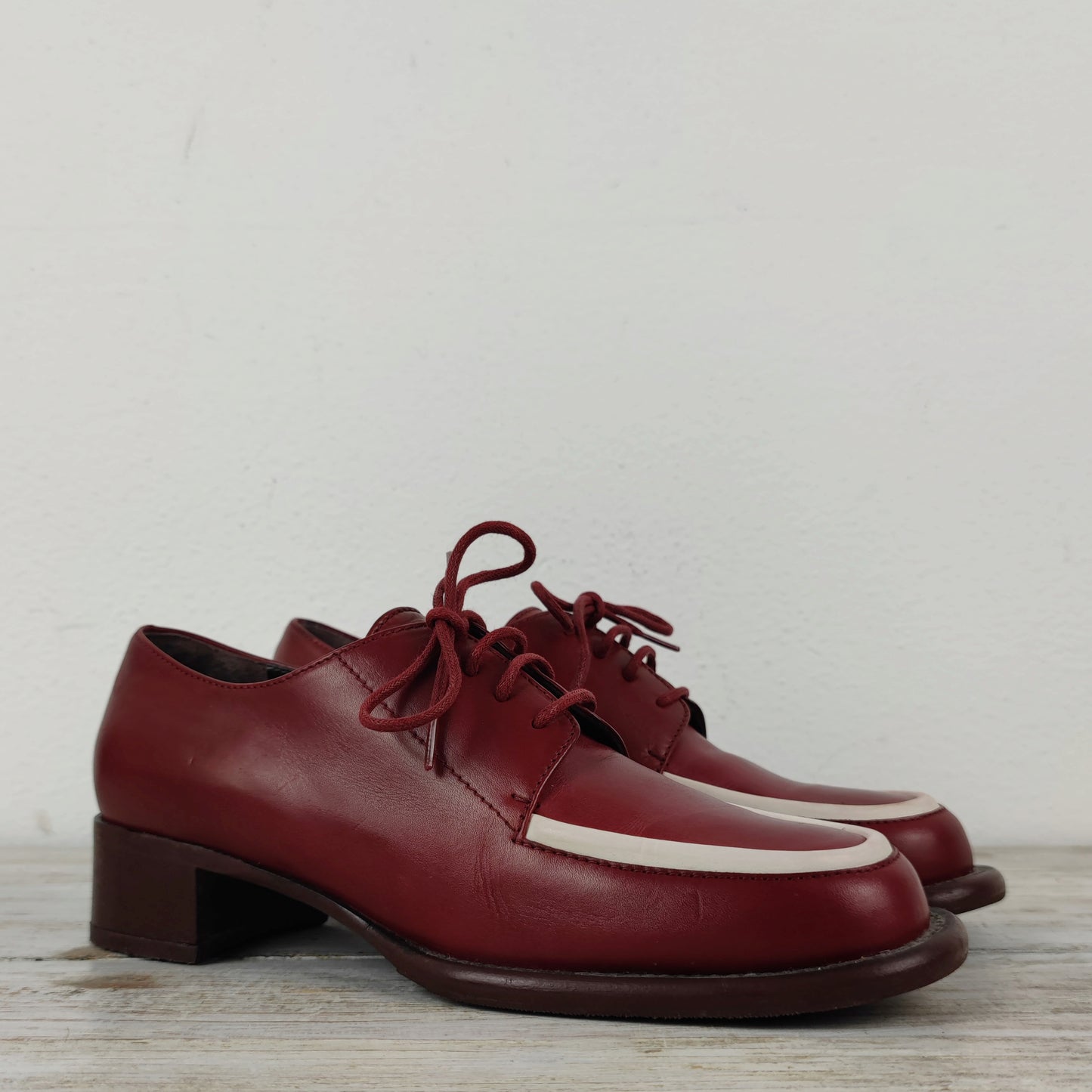 scarpe stringate rosse e bianche