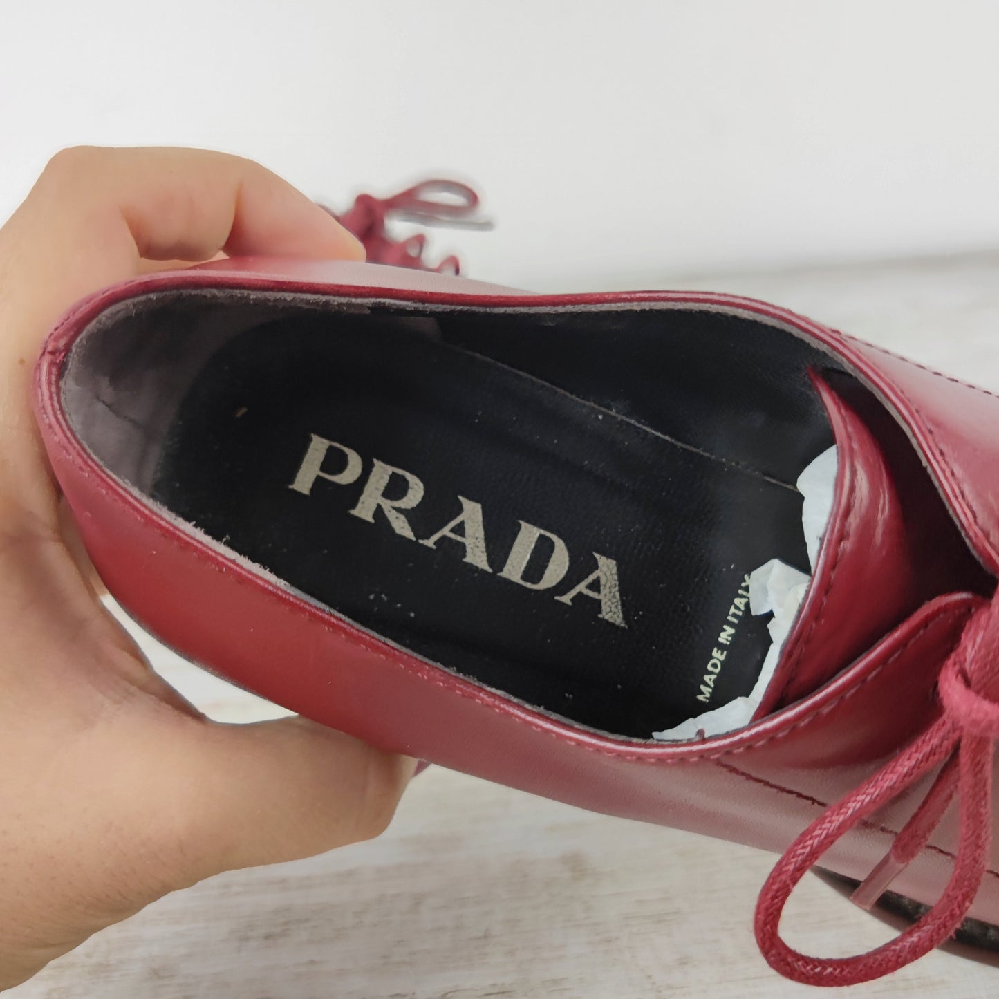 scarpe stringate rosse e bianche