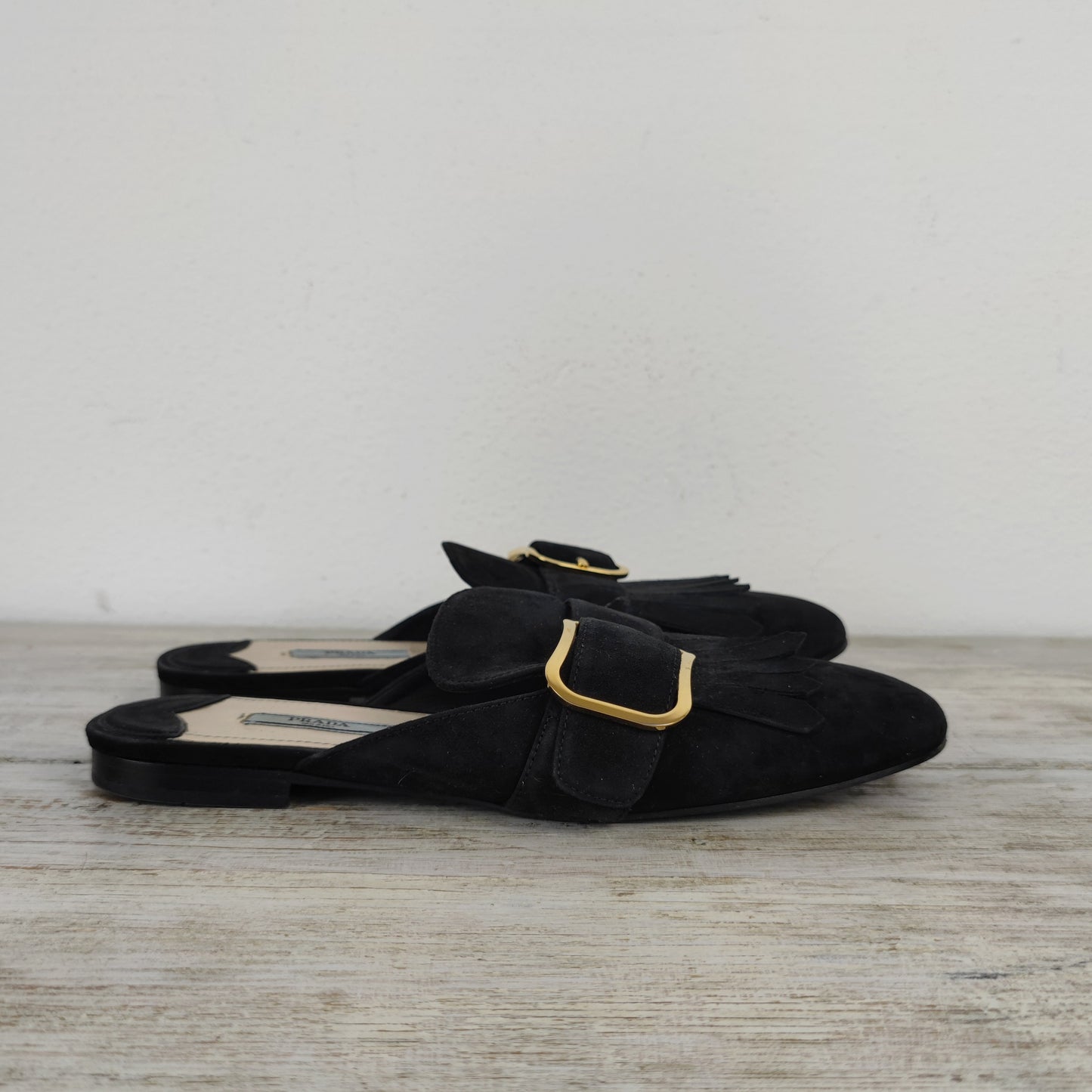 mules camoscio nero e frange