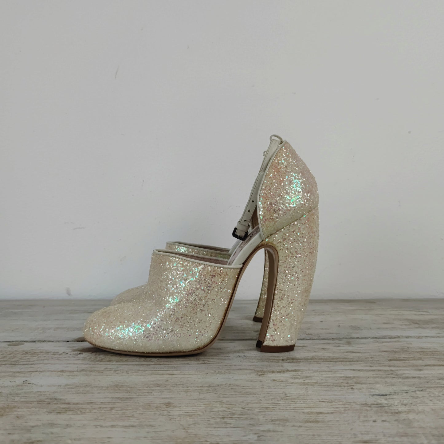 scarpe con glitter e tacco ad arco