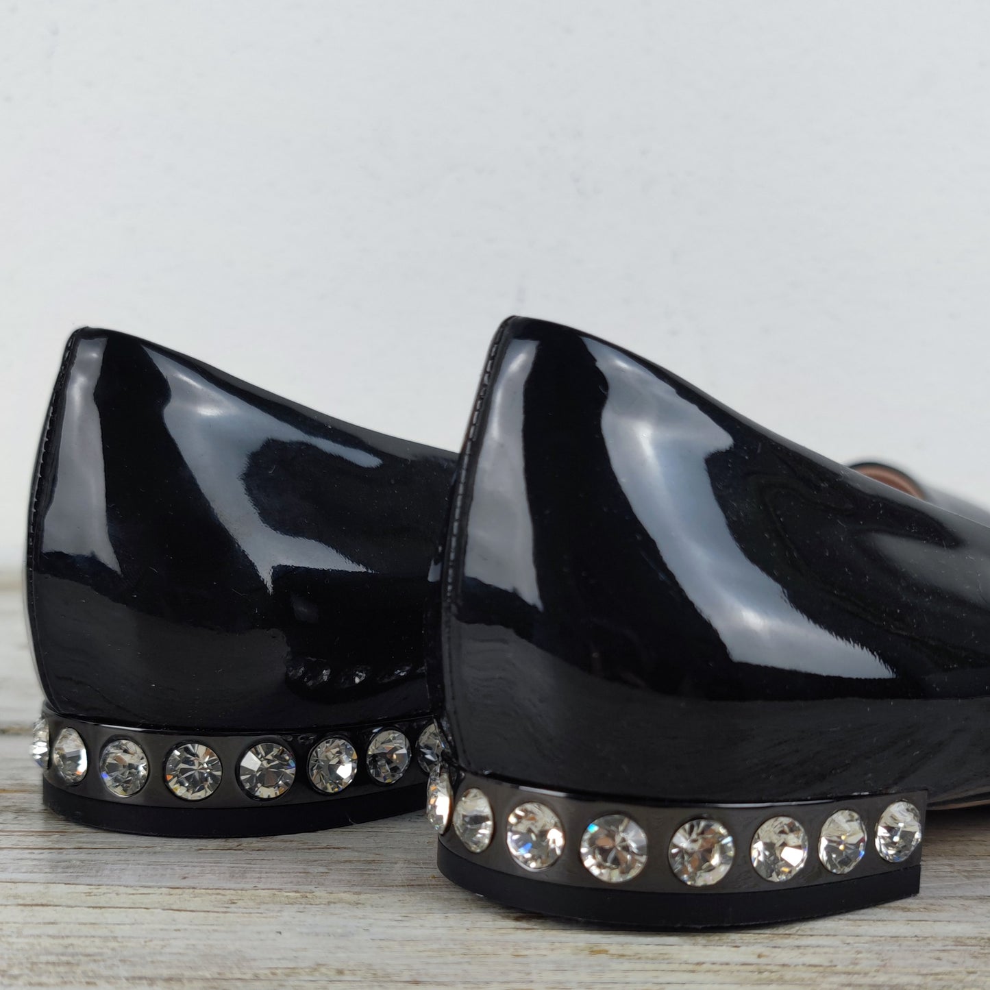 ballerine Miu Miu in vernice con tacco strass