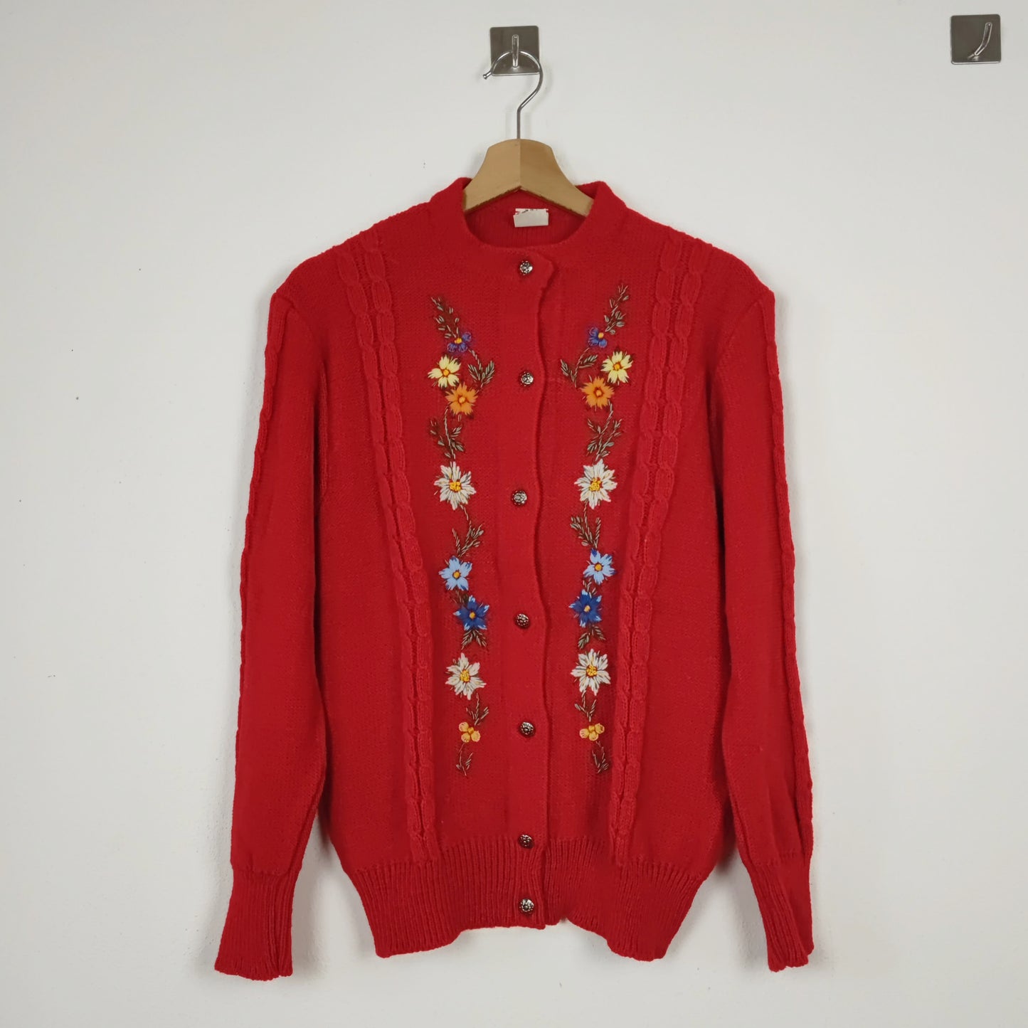 Maglione tirolese rosso con fiori