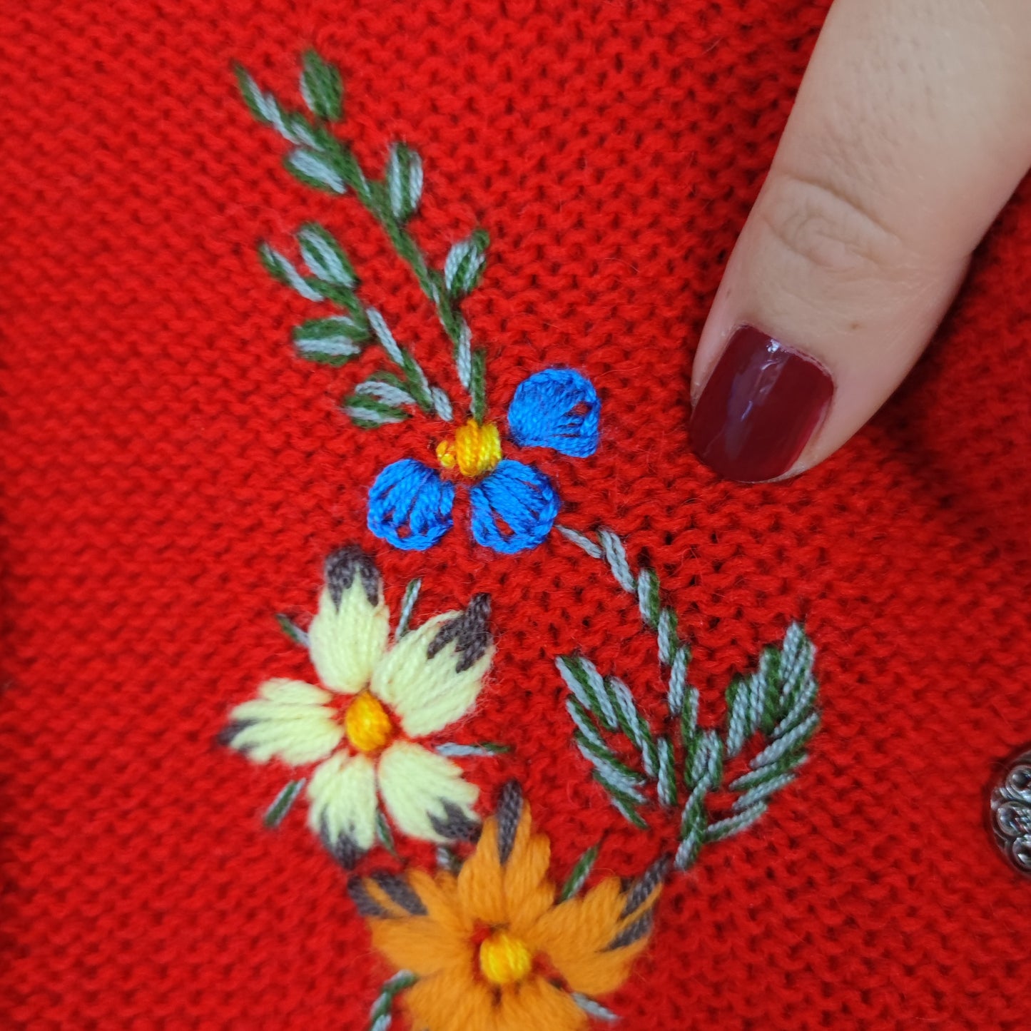 Maglione tirolese rosso con fiori