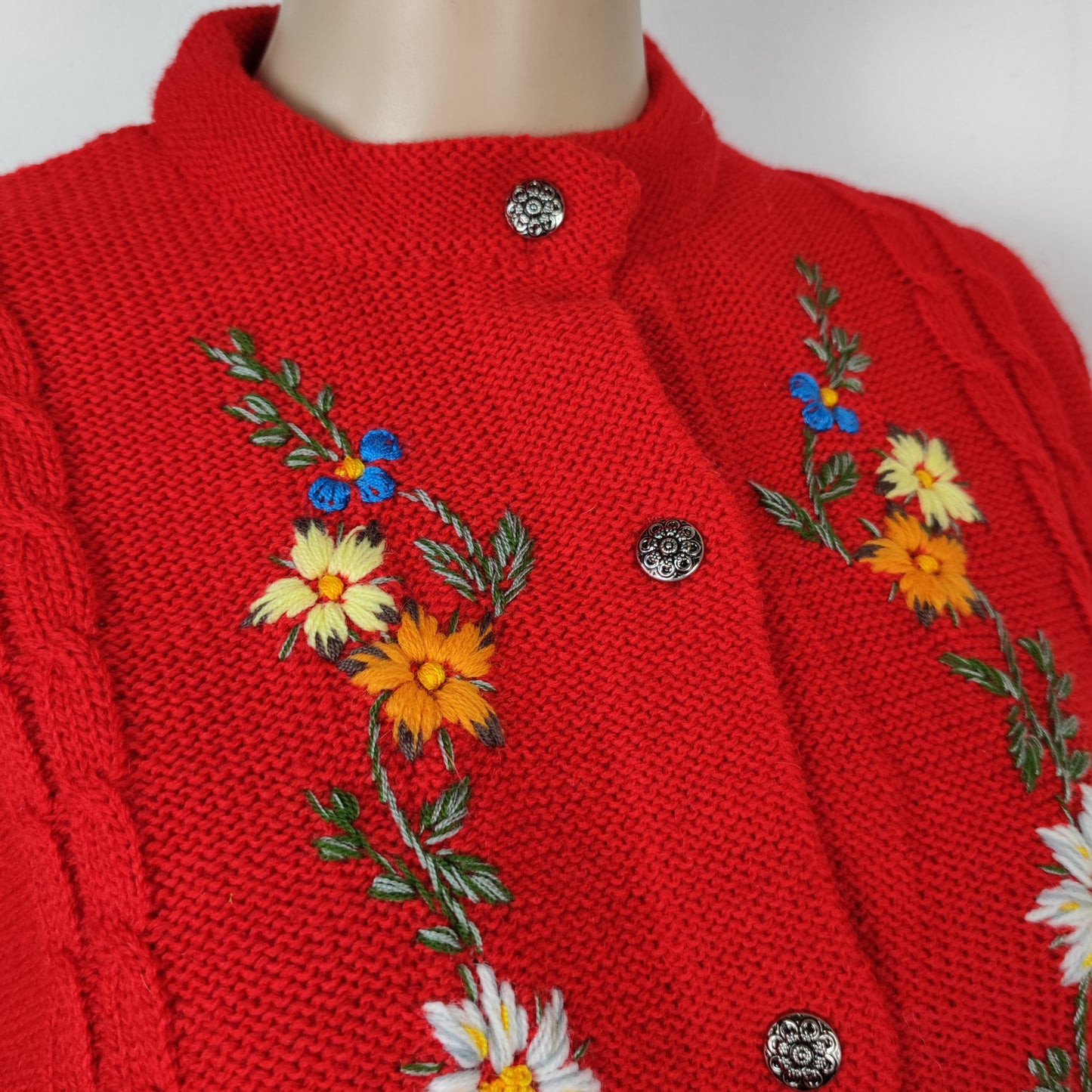 Maglione tirolese rosso con fiori