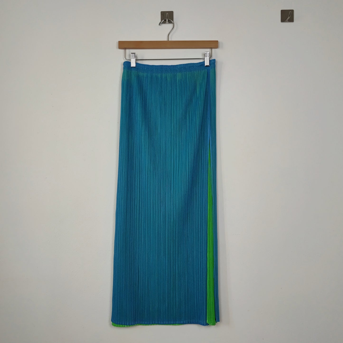 Gonna lunga Pleats Please Issey Miyake azzurra e verde