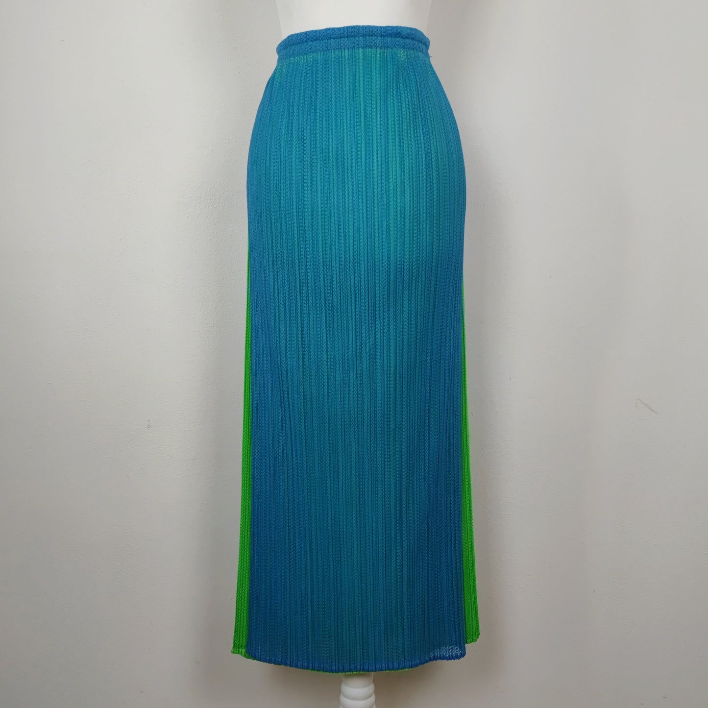 Gonna lunga Pleats Please Issey Miyake azzurra e verde