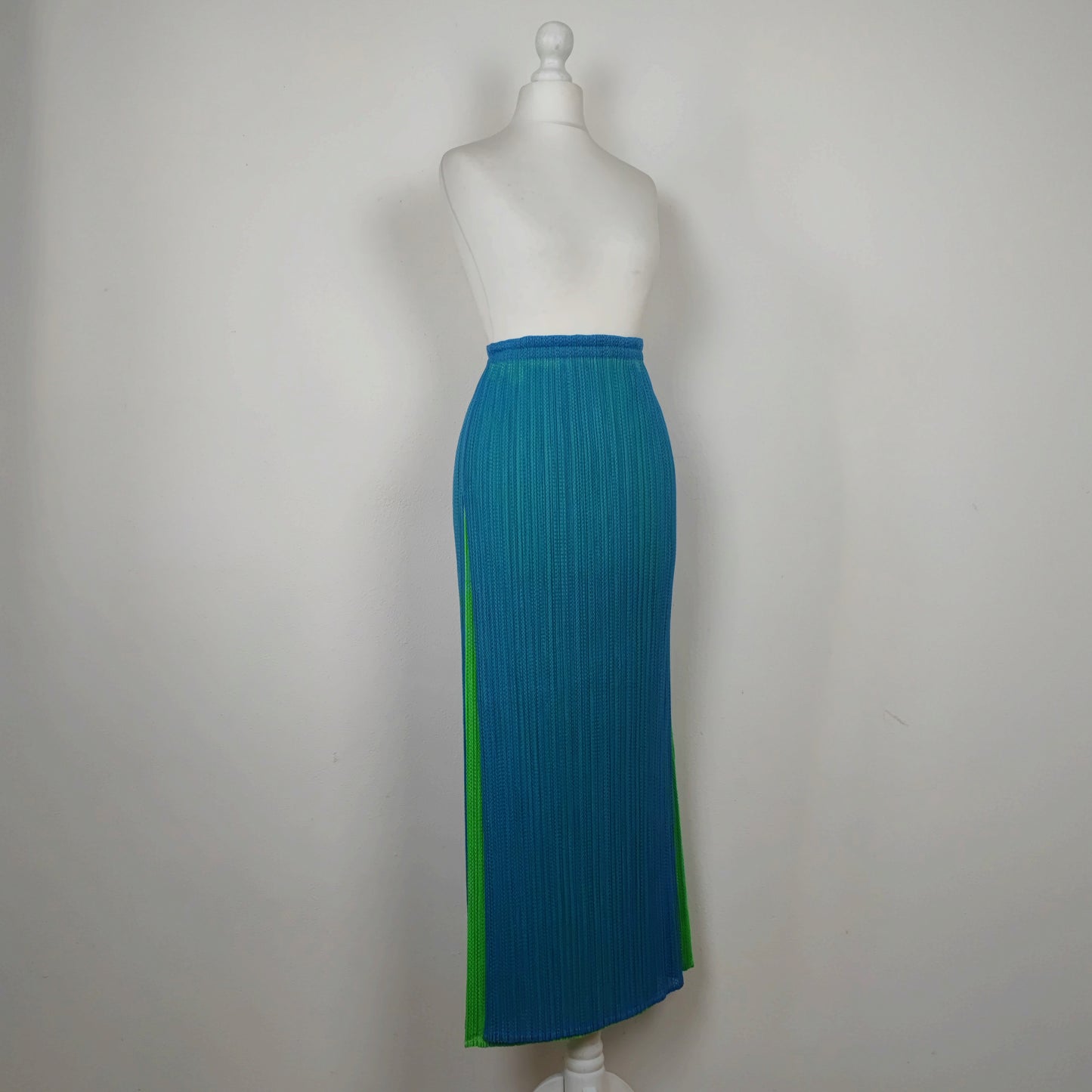 Gonna lunga Pleats Please Issey Miyake azzurra e verde