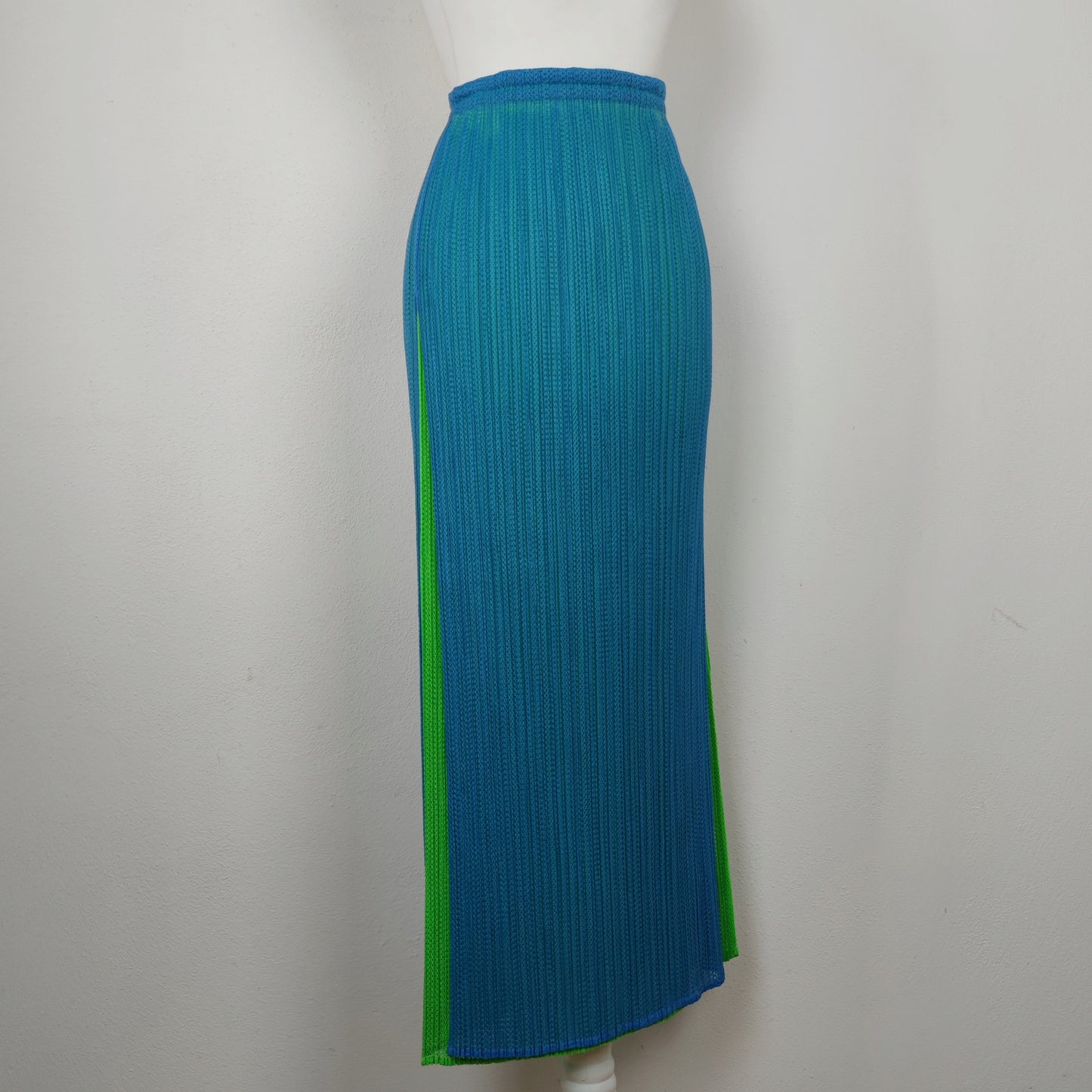 Gonna lunga Pleats Please Issey Miyake azzurra e verde