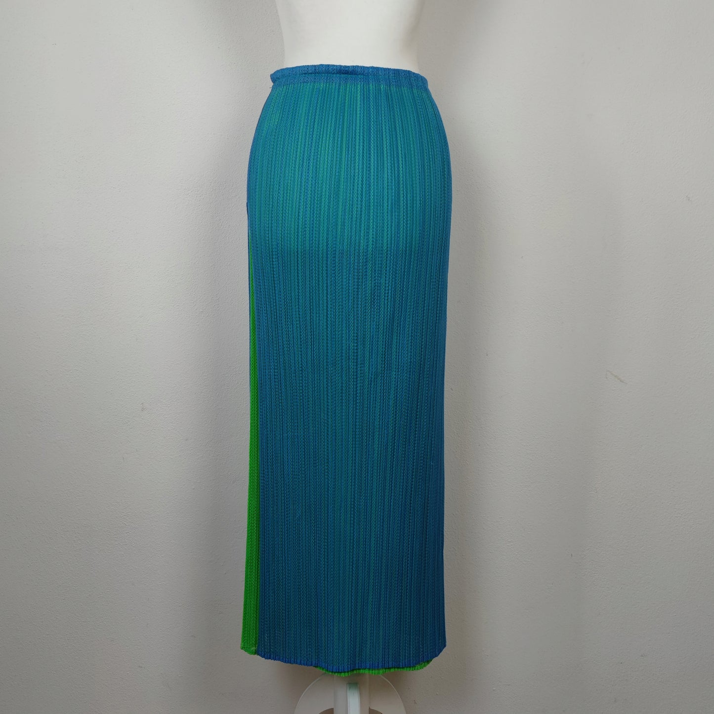 Gonna lunga Pleats Please Issey Miyake azzurra e verde