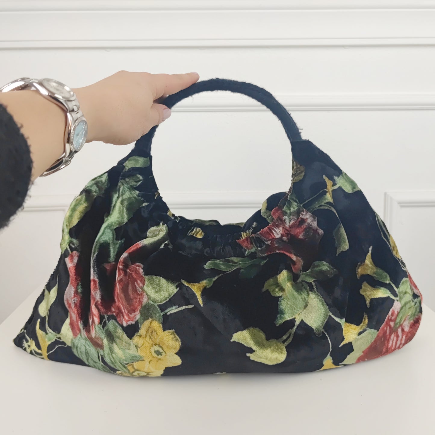 Borsa in velluto nero con fiori