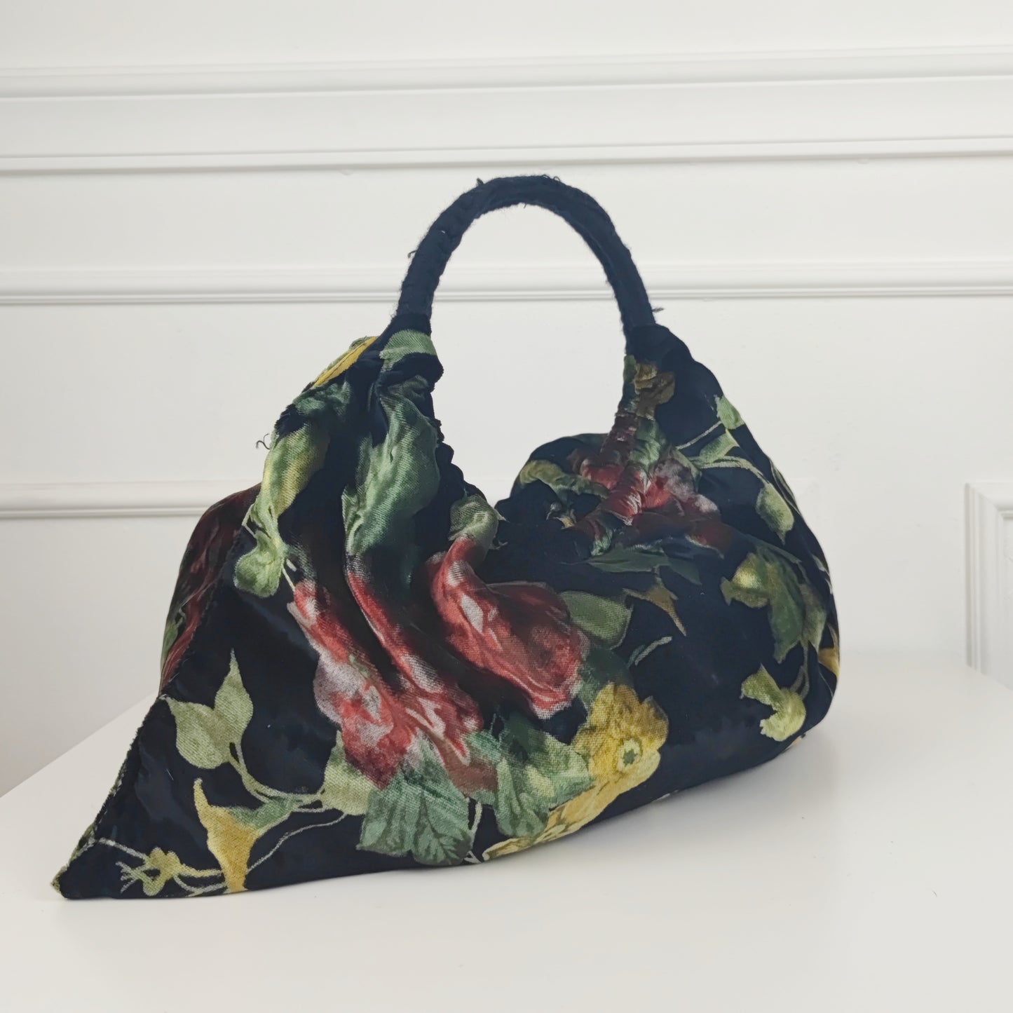 Borsa in velluto nero con fiori