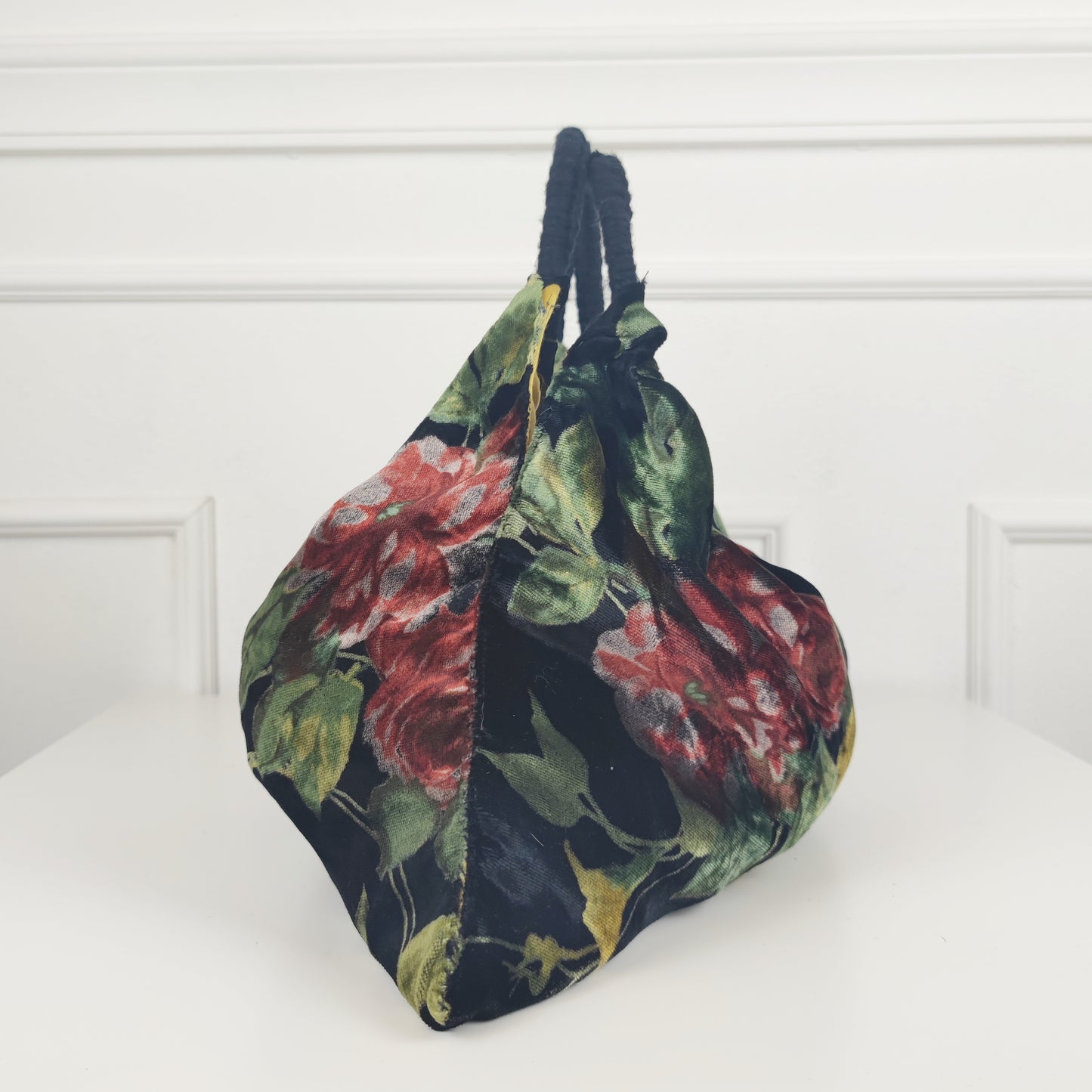 Borsa in velluto nero con fiori