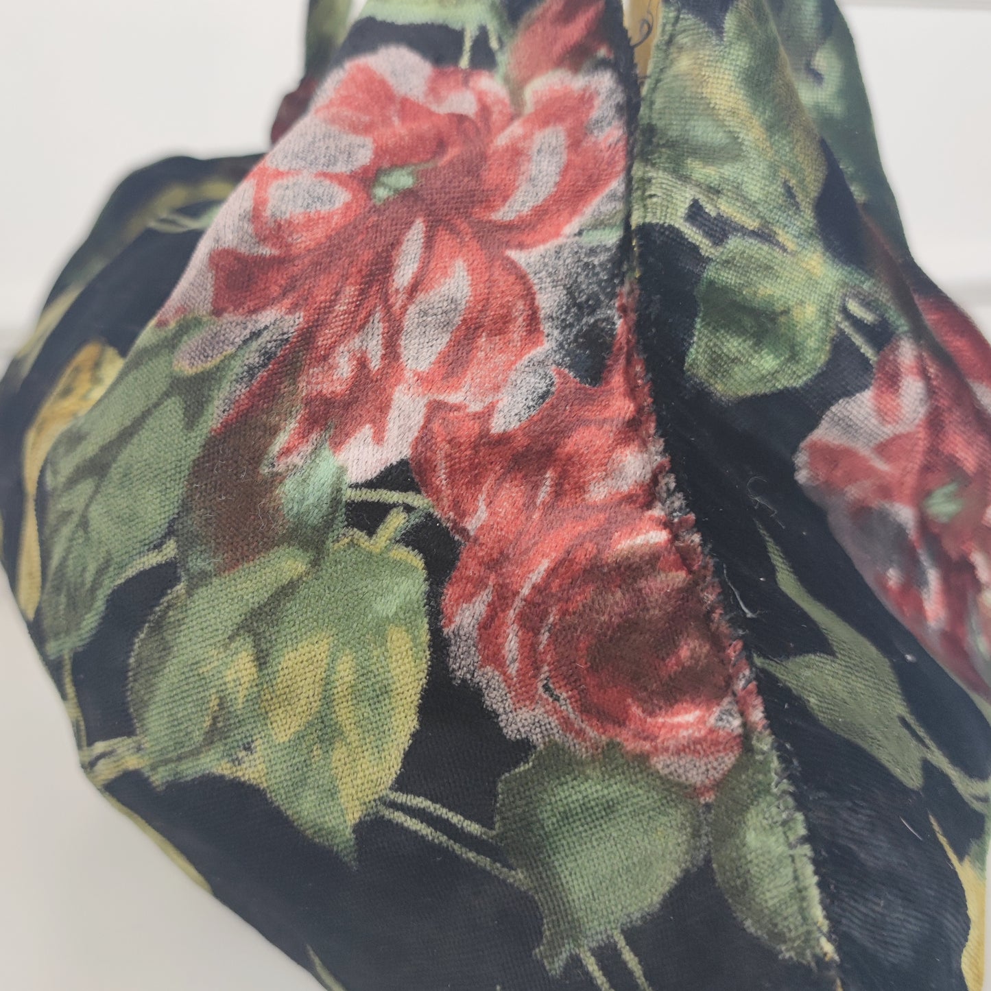 Borsa in velluto nero con fiori