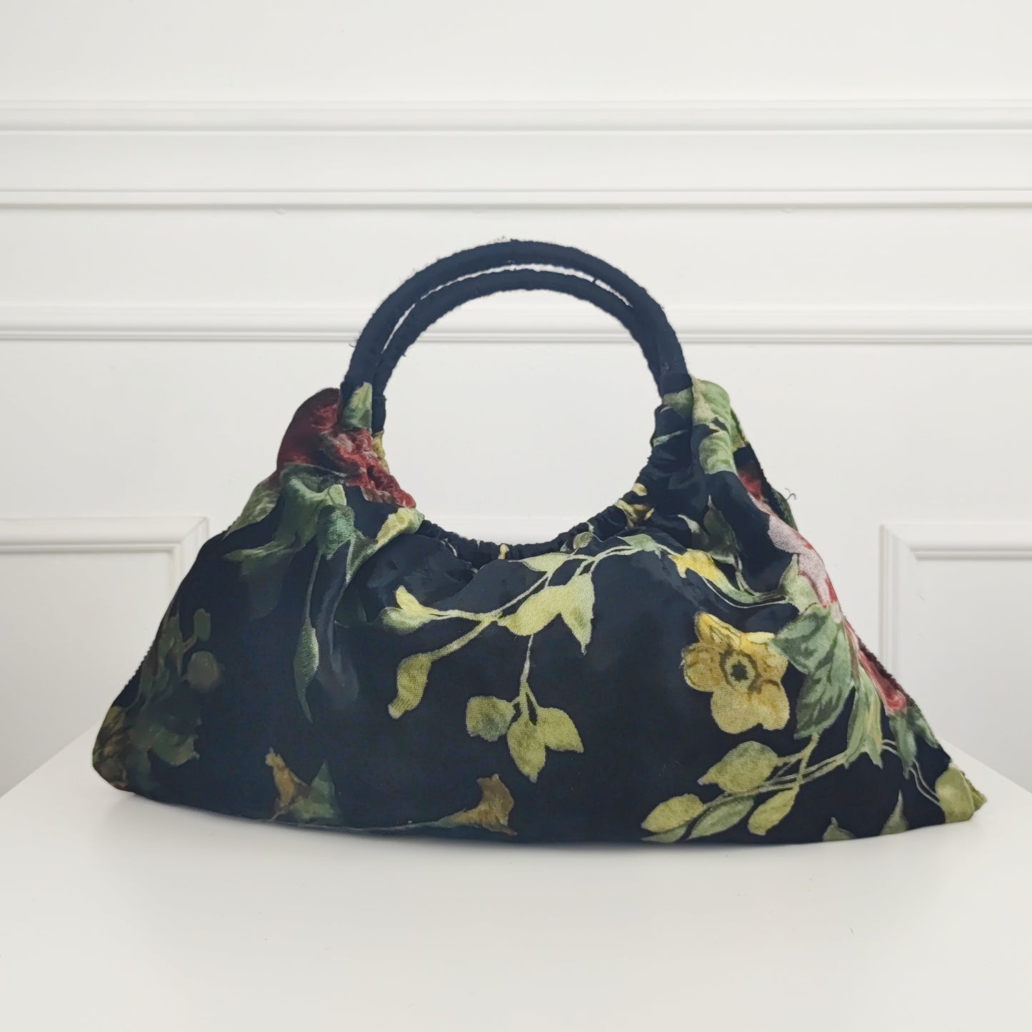 Borsa in velluto nero con fiori