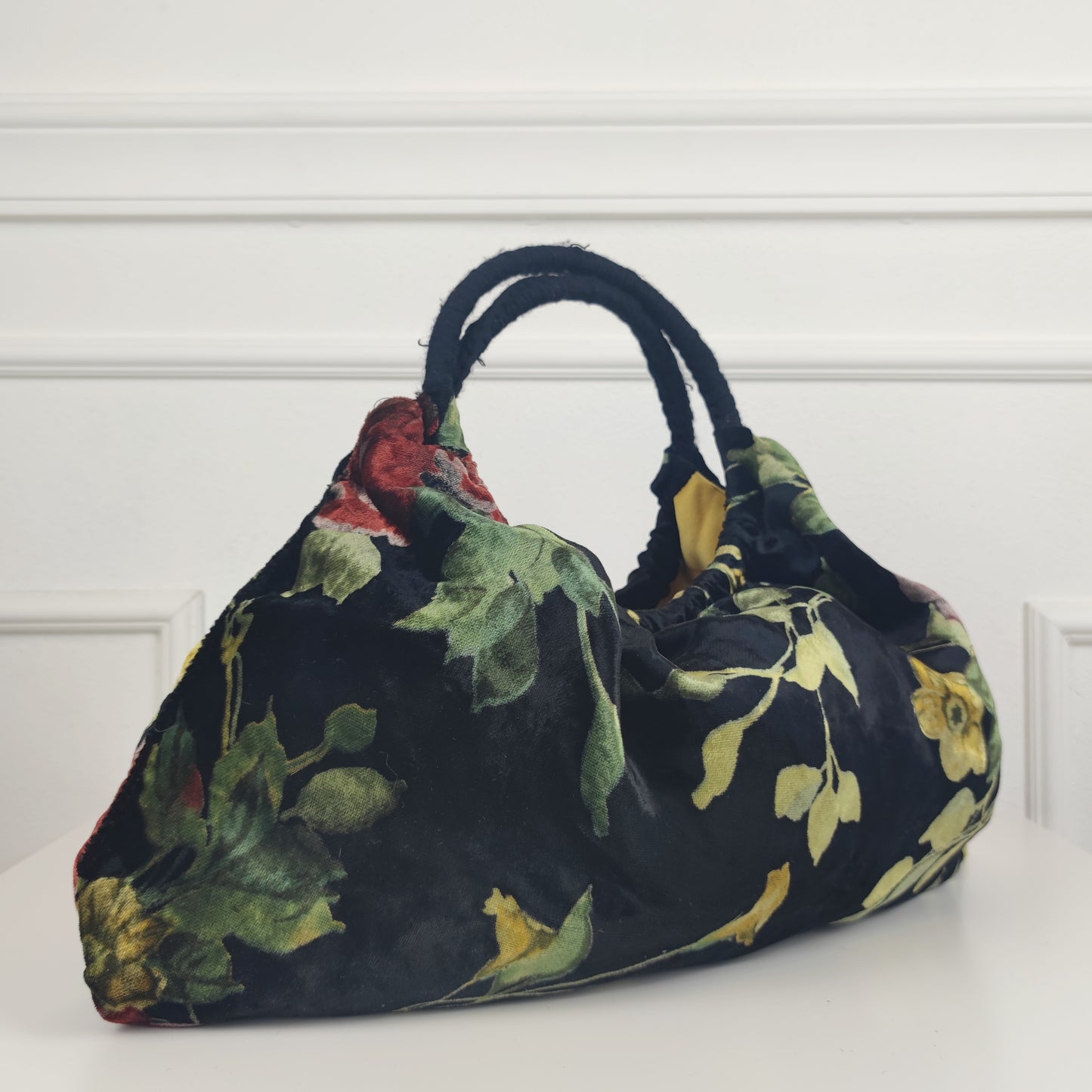 Borsa in velluto nero con fiori