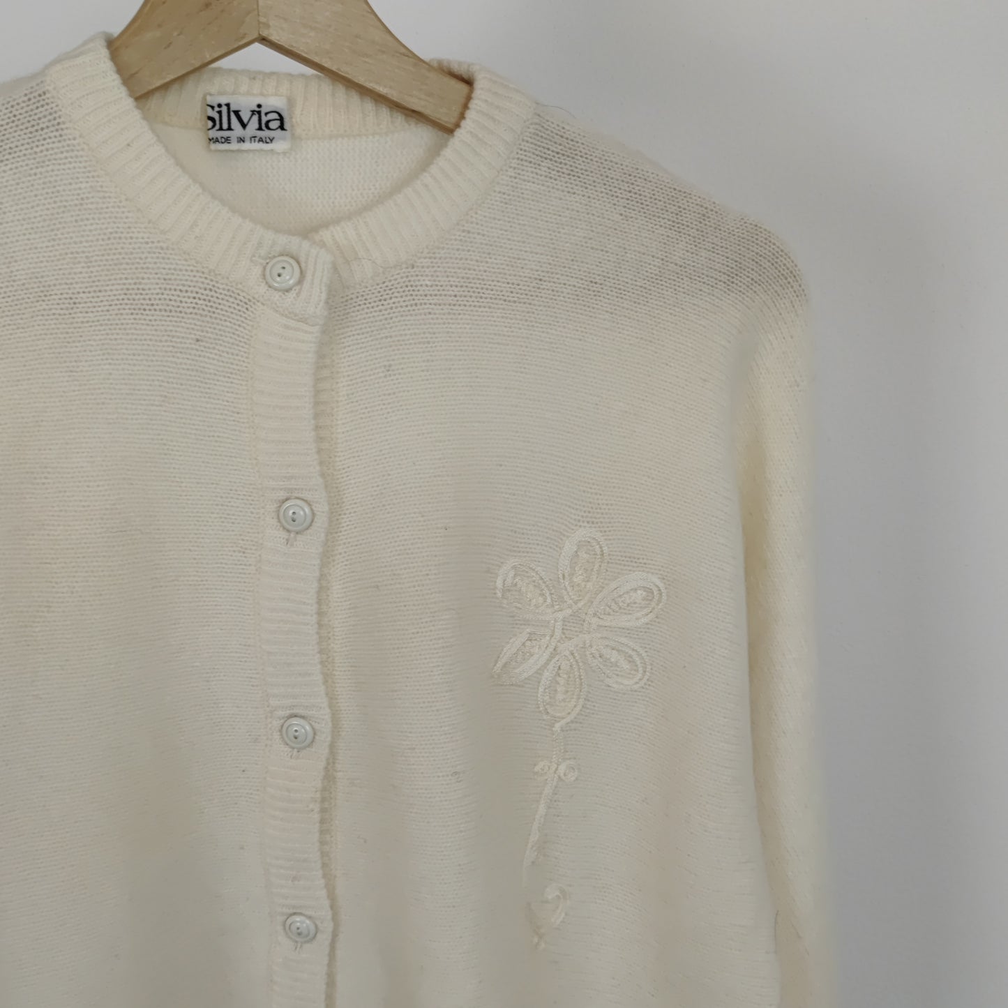 Cardigan vintage bianco con fiore