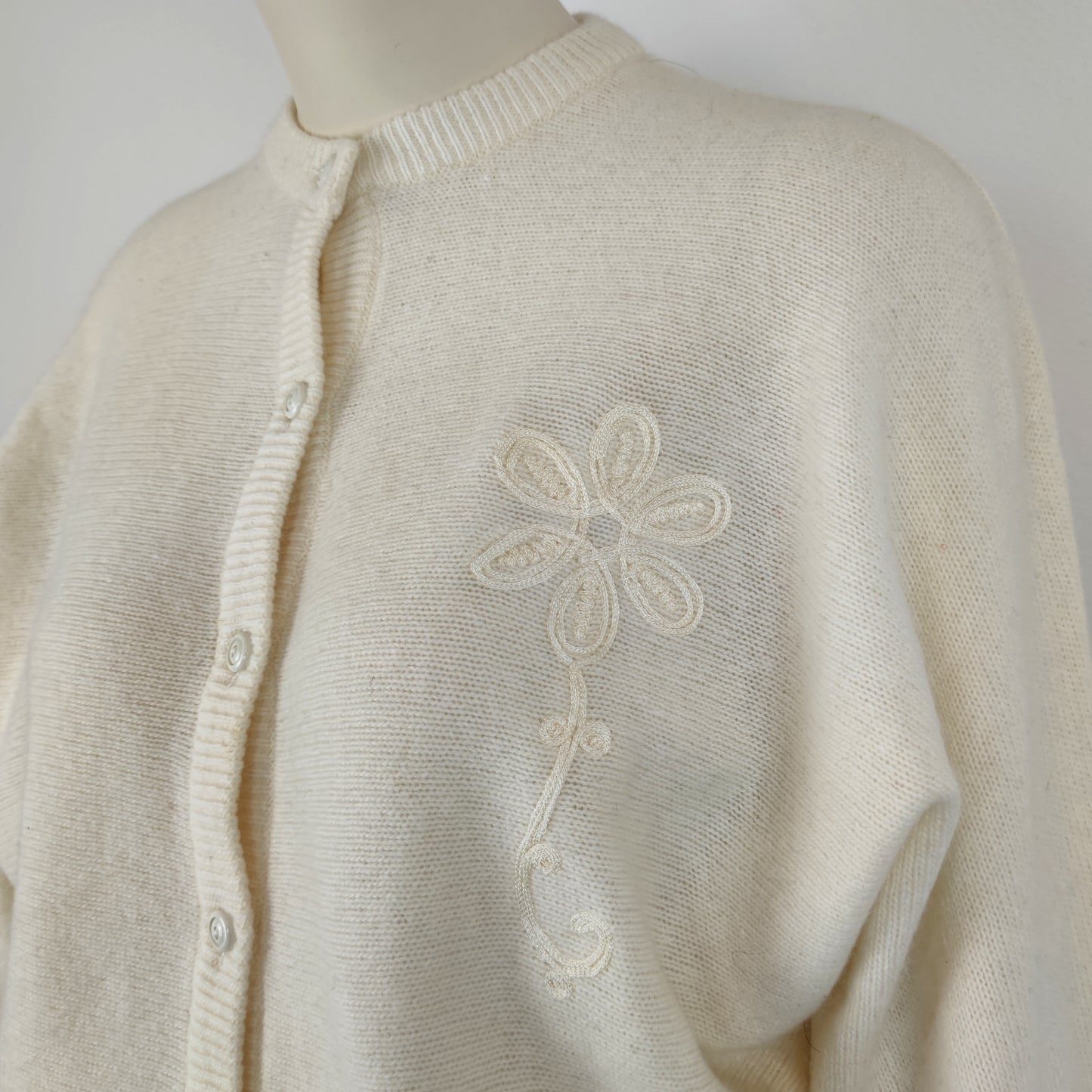 Cardigan vintage bianco con fiore